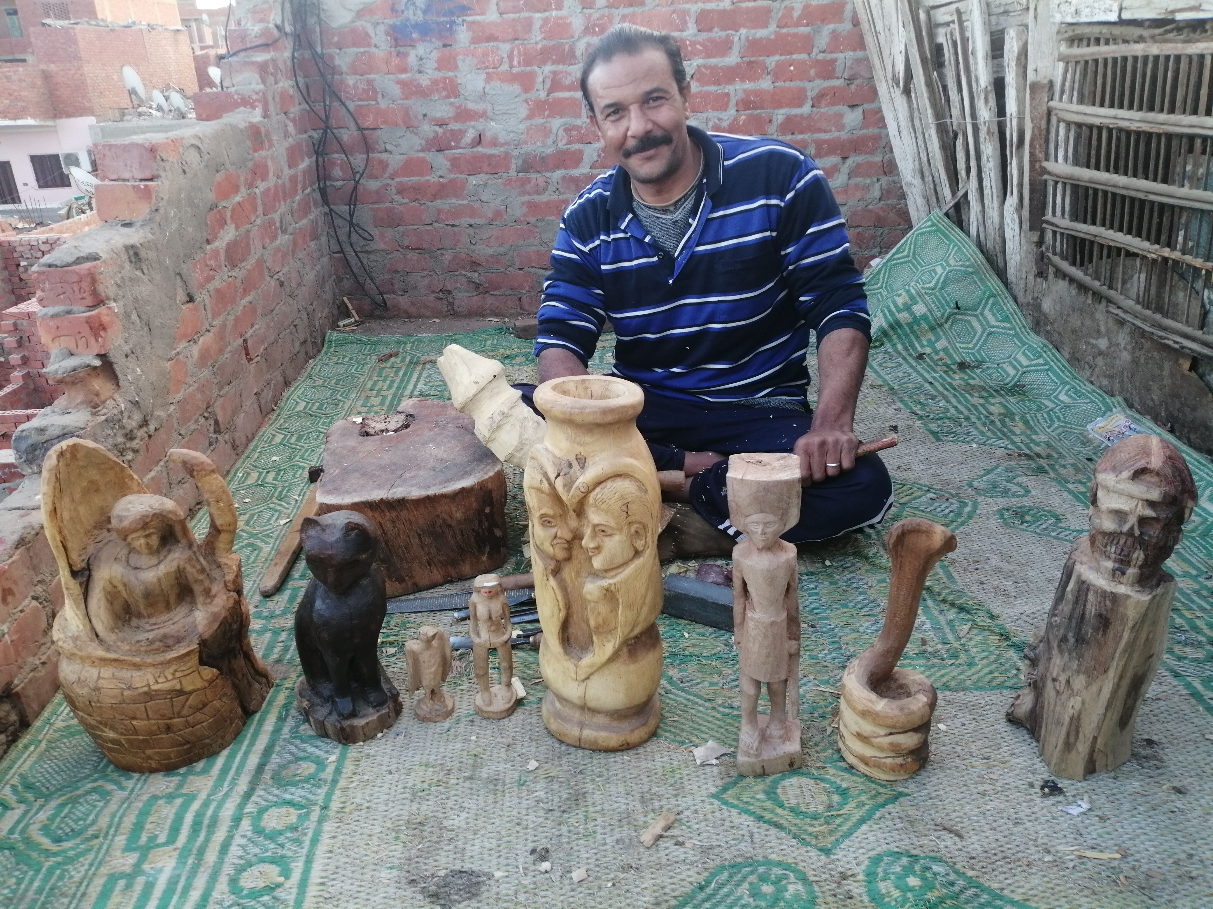 احمد محمود معاق يصنع التماثيل الخشبية