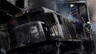 صورة سيلفي أمام القطار المتفحم تثير غضب المصريين