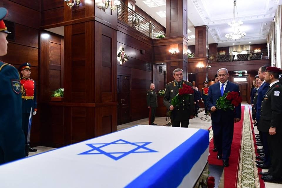 بوتين يسلم نتنياهو جثمان جندي اسرايلي3.jpg