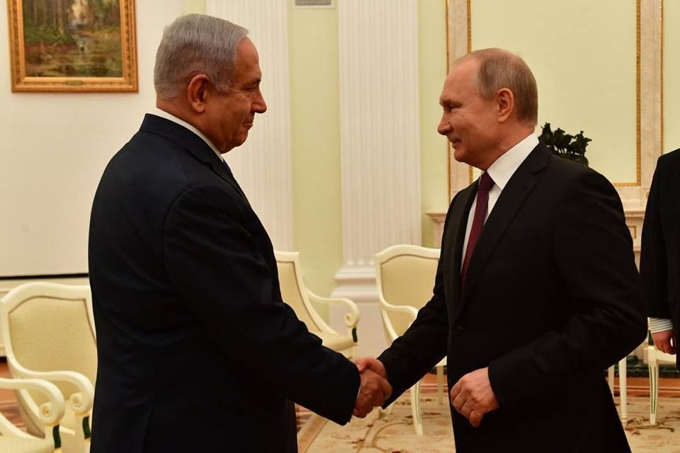 بوتين يسلم نتنياهو جثمان جندي اسرايلي4.jpg