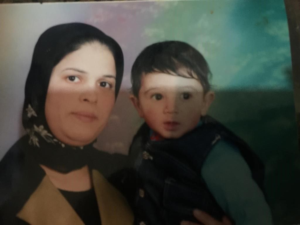 صورة قديمة لـ محمود مع والدته